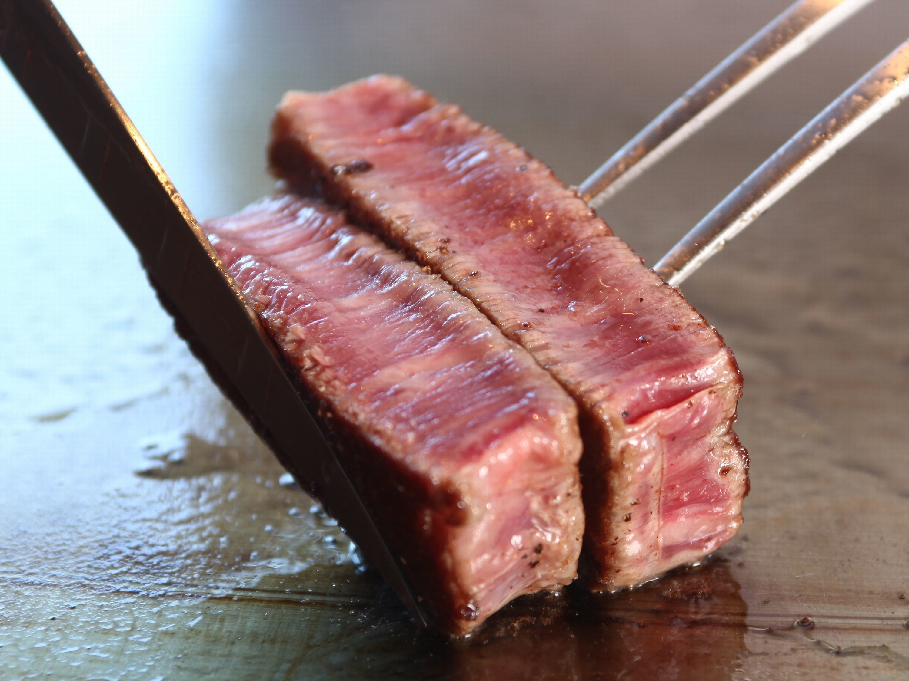 Deux morceaux de viande sur un grill.