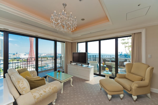 Bar mini, peti besi dalam bilik, dihias secara berasingan