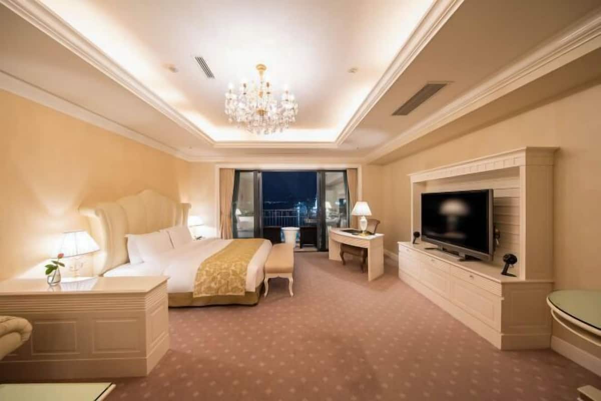 Minibar, in-room safe, individually decorated, individually furnished