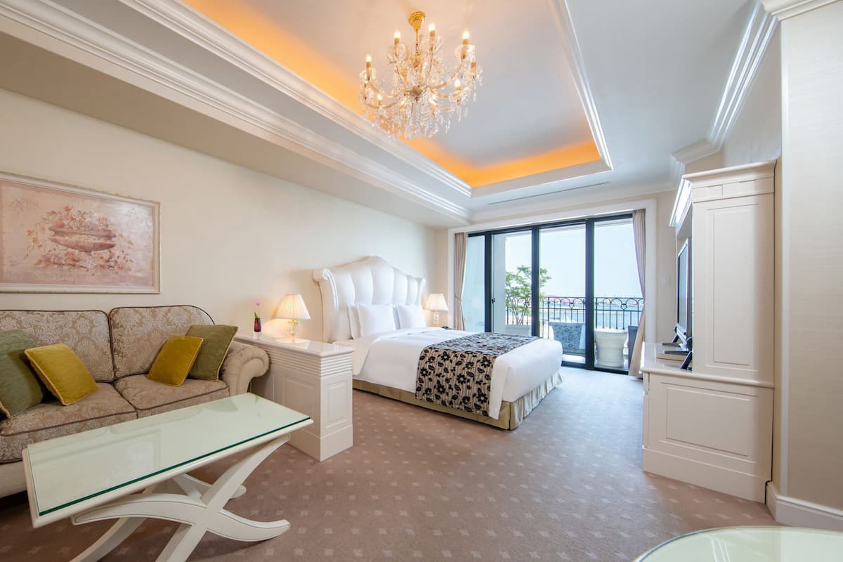 Minibar, in-room safe, individually decorated, individually furnished