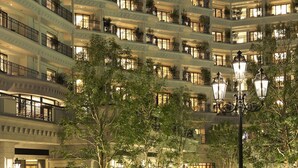 A multi-story hotel with balconies, outdoor seating, and a well-lit courtyard. - Hotel La Suite Kobe Harborland (Kobe)
