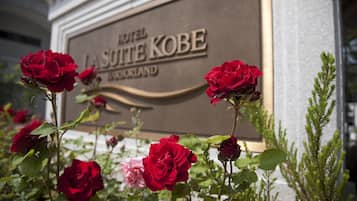 A sign for the Hotel La Suite Kobe in Bermuda.