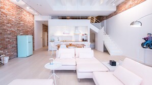 Duplex Suite - 4 Free Welcome Drinks Included | Area keluarga | Televisi LCD 32-inci dengan saluran TV kabel dan TV