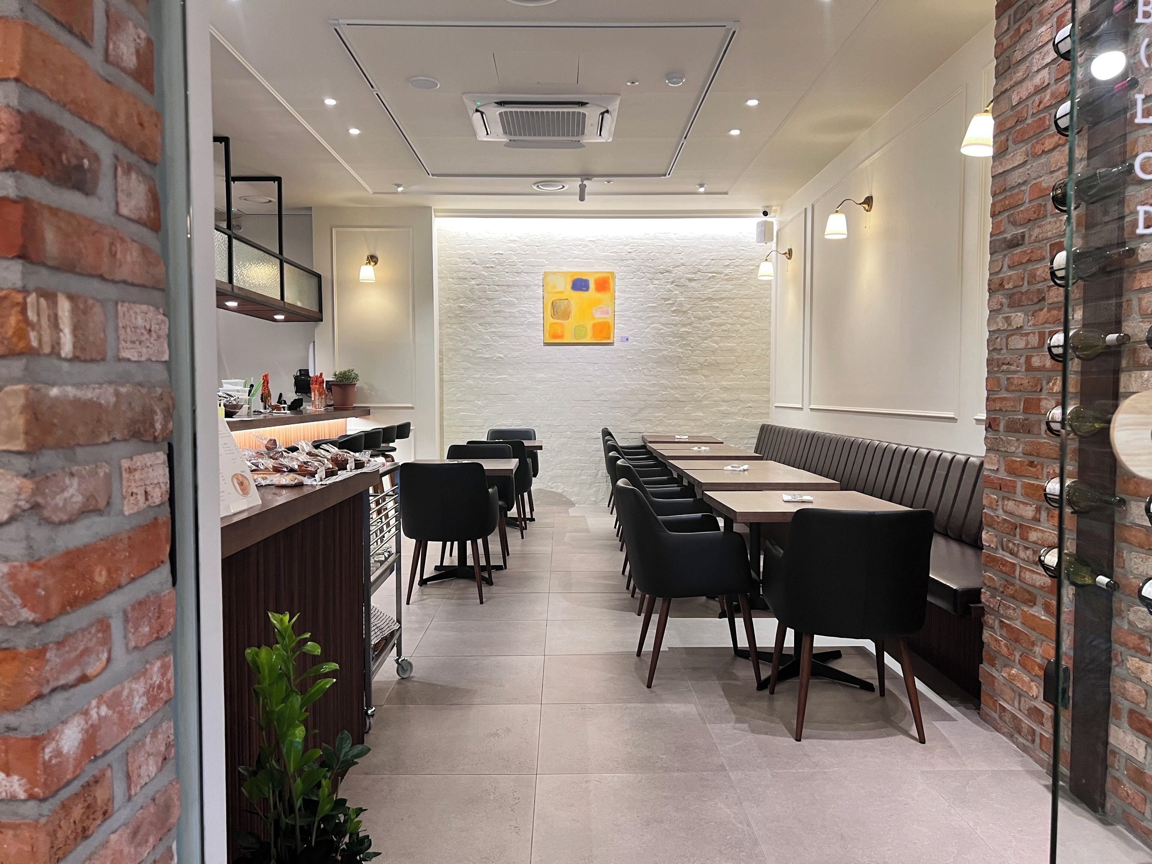 Daily continental breakfast (KRW 19800 per person)