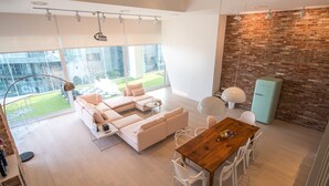 Duplex Suite - 4 Free Welcome Drinks Included | Area keluarga | Televisi LCD 32-inci dengan saluran TV kabel dan TV