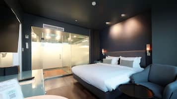 Junior Suite - 2 Free Welcome Drinks Included | In-room safe, individually decorated, desk, laptop workspace