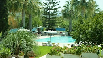 Outdoor pool, sun loungers