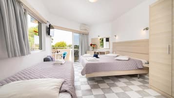 Habitación triple | Escritorio, tabla de planchar con plancha y cunas gratuitas
