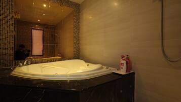 Deluxe Double Room | Bathroom | Separate bathtub and shower, free toiletries