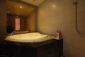 Deluxe Double Room | Bathroom | Separate bathtub and shower, free toiletries - Bellagio Hotel (Pyeongtaek)