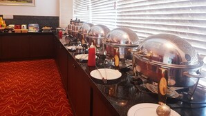 朝食 (ビュッフェ)、毎日提供 (無料)