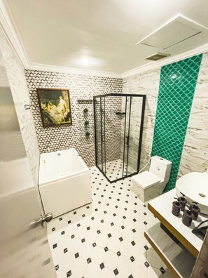 Presidential Suite | Bathroom | Free toiletries, hair dryer, bidet, towels - Miramar Hotel (Manila)