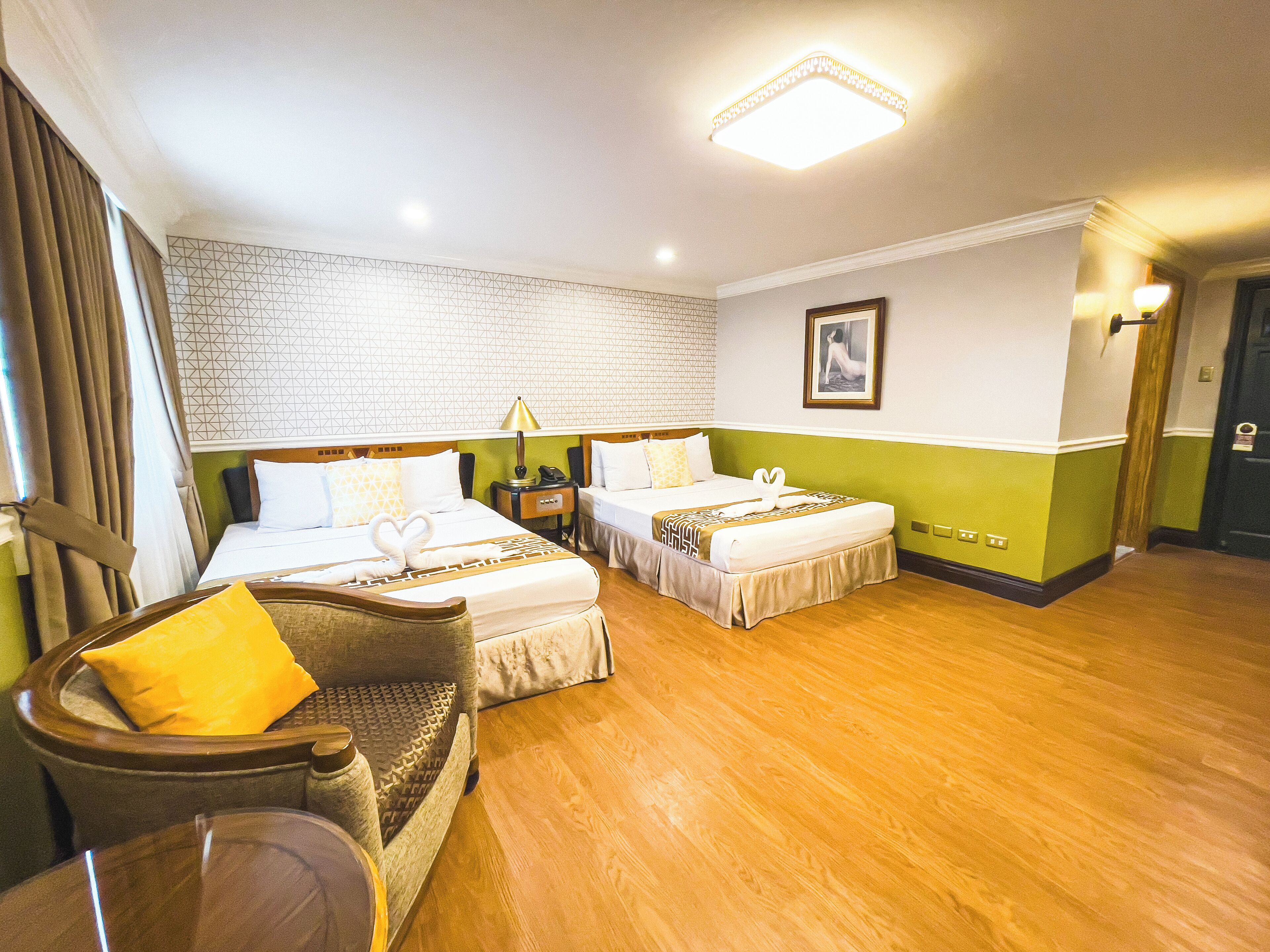 주니어룸 | 저자극성 침구, 미니바, 각각 다른 스타일의 인테리어, 각각 다르게 가구 비치