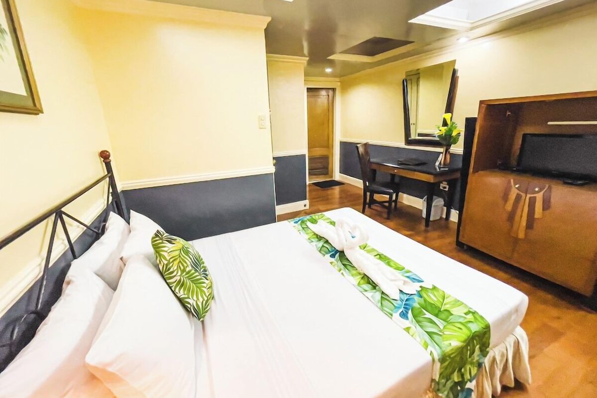 Hypo-allergenic bedding available, minibar, desk, laptop workspace