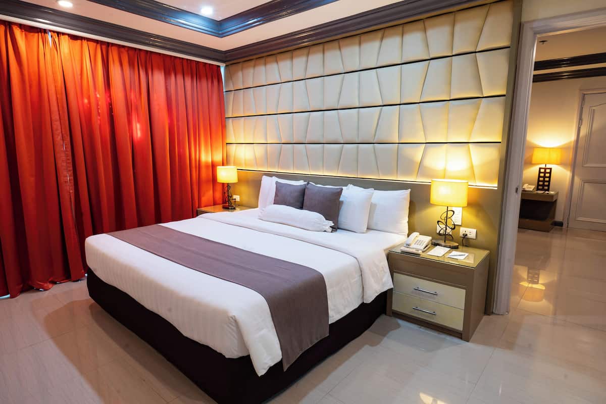 Executive Room | Minibar, desk, free WiFi, bed sheets