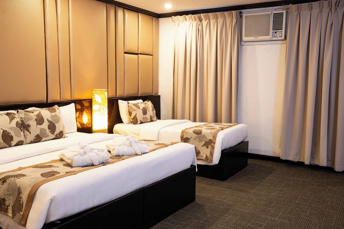 Habitación familiar | Minibar, escritorio, wifi gratis y ropa de cama 