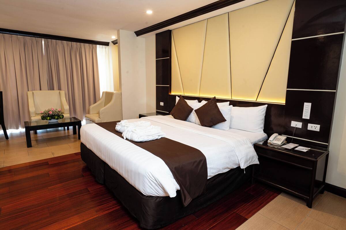 Habitación superior (Located at 2nd & 3rd floors - No view) | Minibar, escritorio, wifi gratis y ropa de cama 