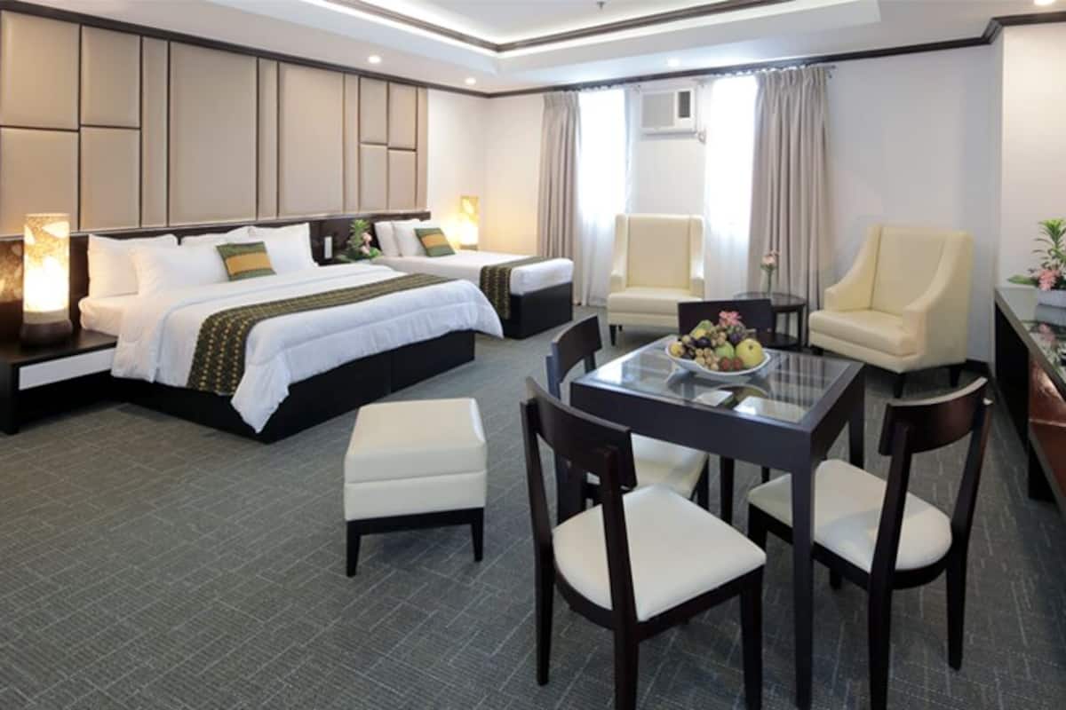 Minibar, desk, WiFi (free), bed sheets