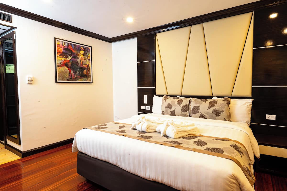 Deluxe Room | Minibar, desk, free WiFi, bed sheets