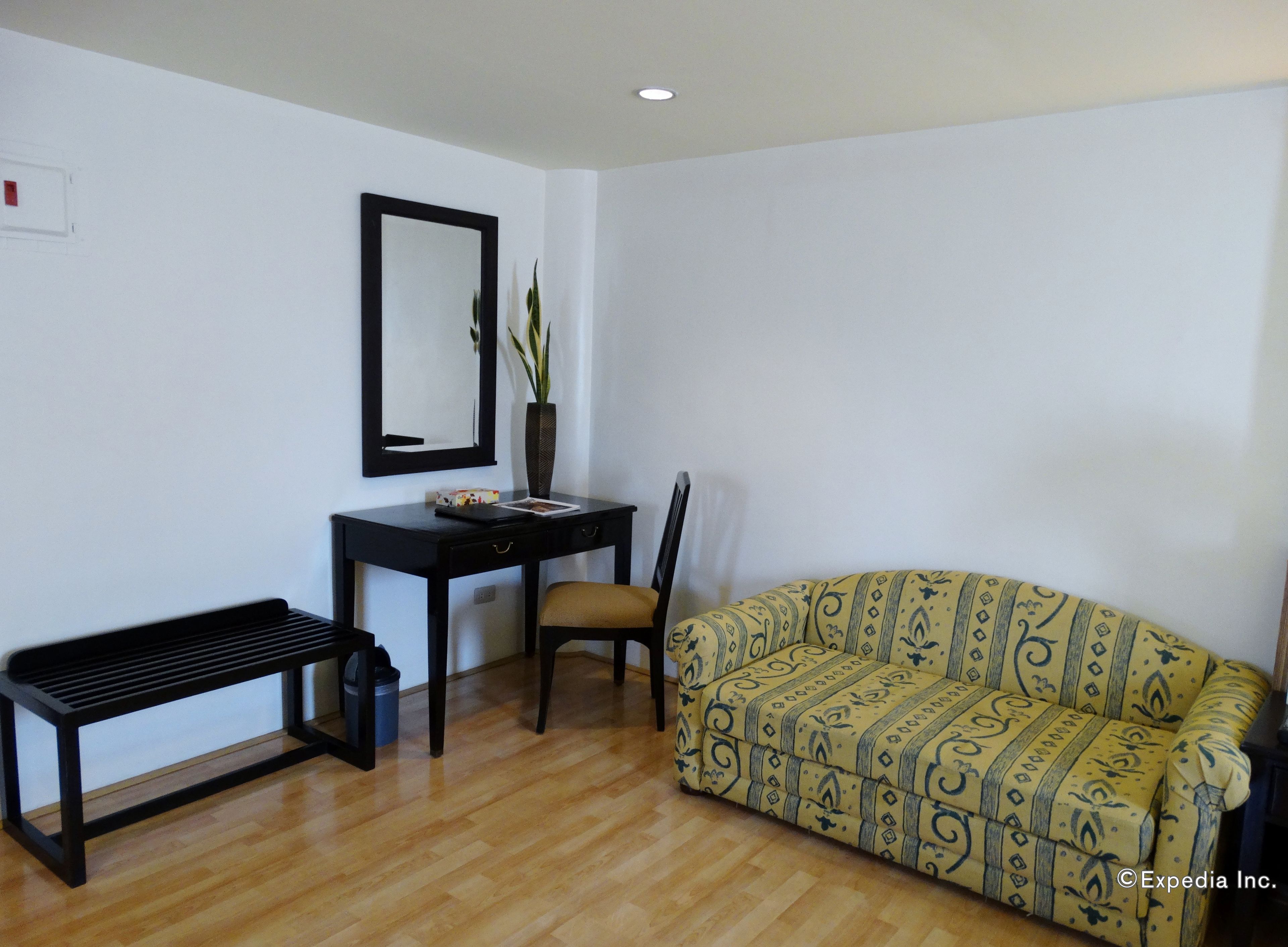 suite | living area | 32-inch led tv with cable channels, tv