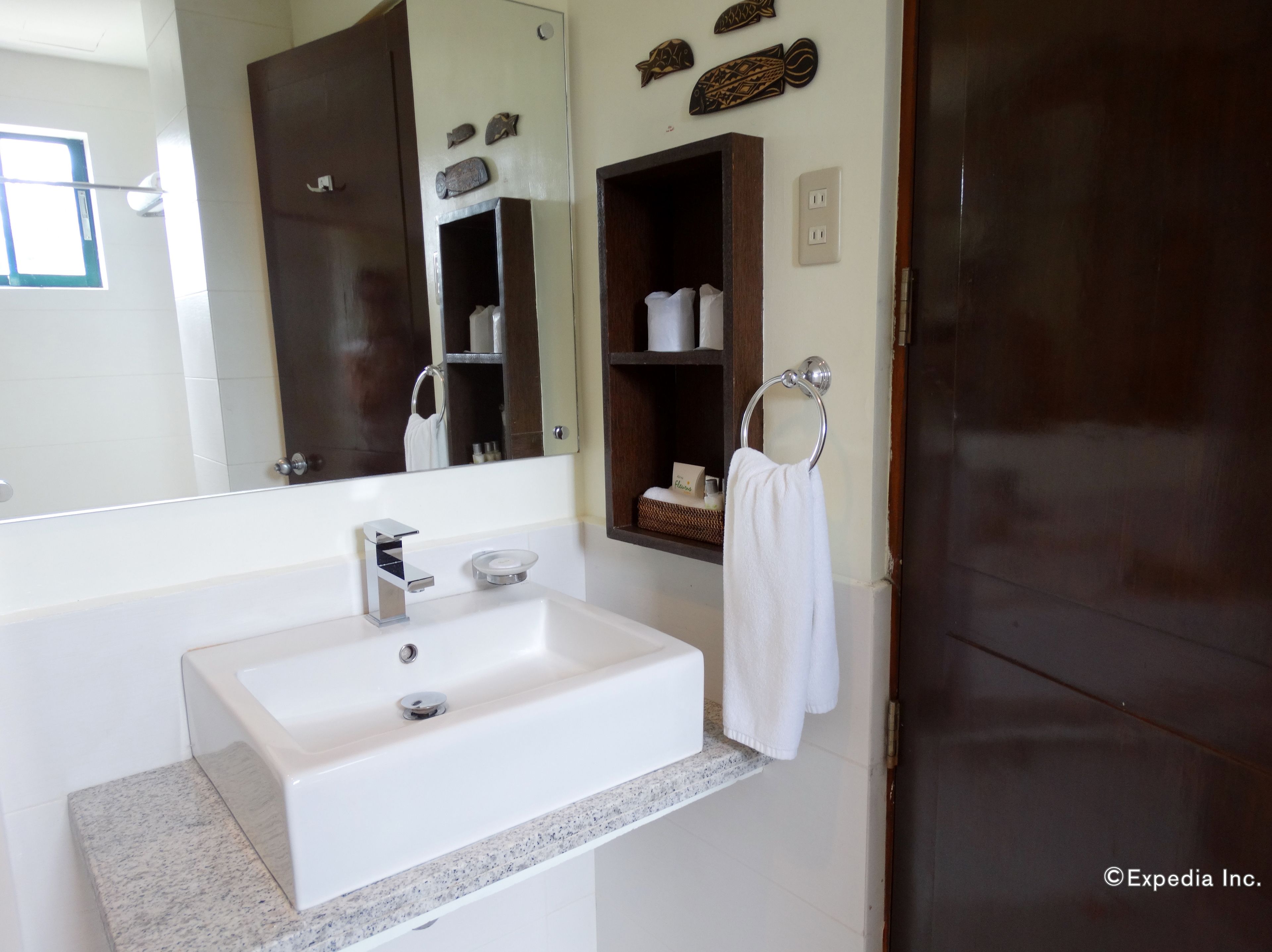 suite | bathroom sink