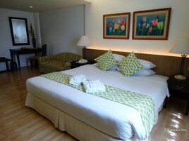 套房 | 迷你吧、办公桌、笔记本电脑工作区、遮光窗帘