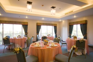 Breakfast, lunch and dinner served