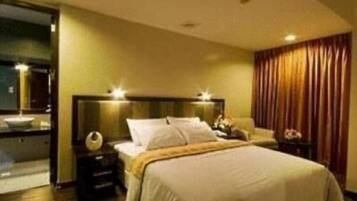 Minibar, in-room safe, desk, iron/ironing board