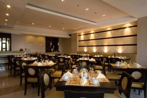 供应早餐、午餐和晚餐