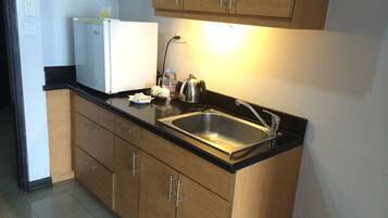 Suite, 1 Bedroom | Private kitchenette | Coffee/tea maker