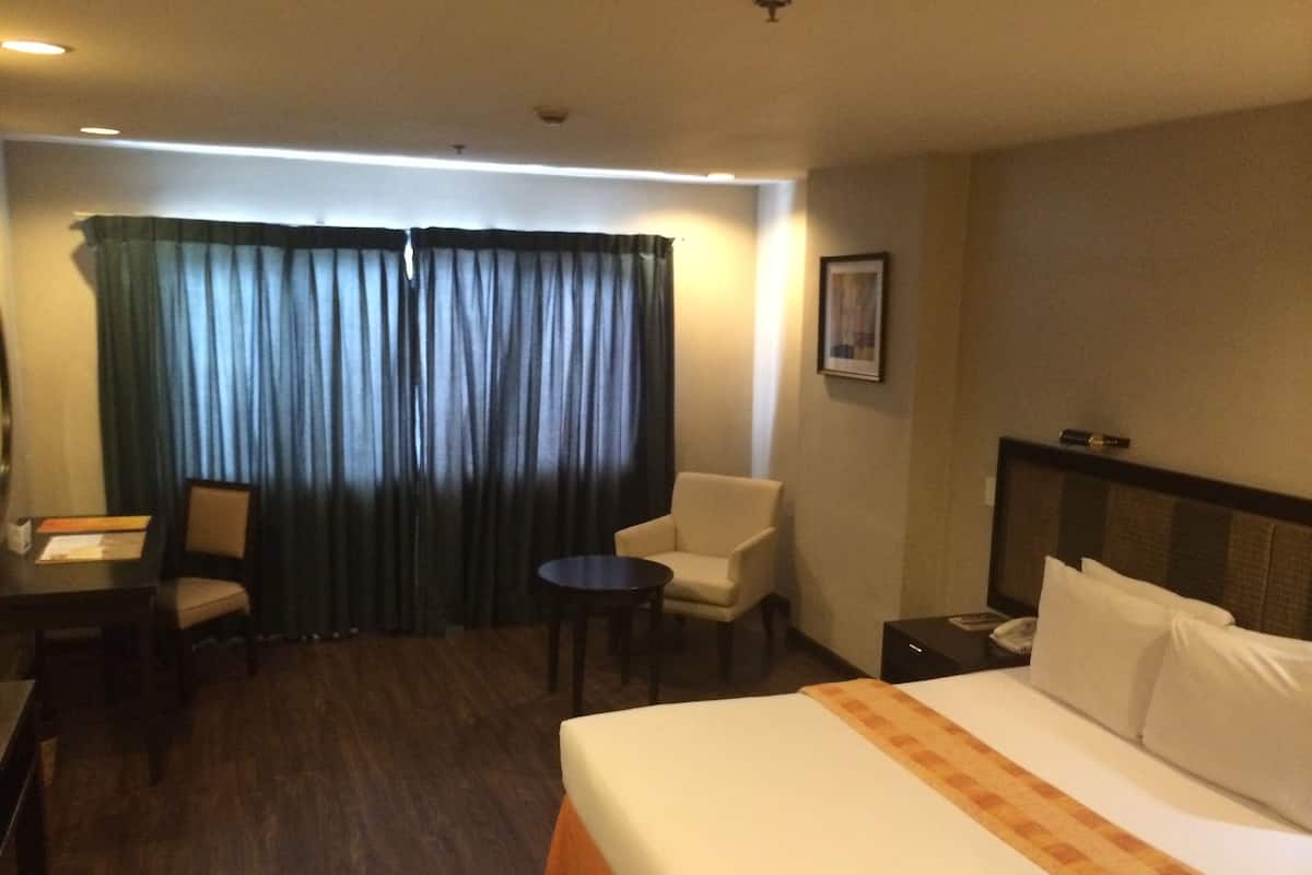 Minibar, in-room safe, desk, iron/ironing board