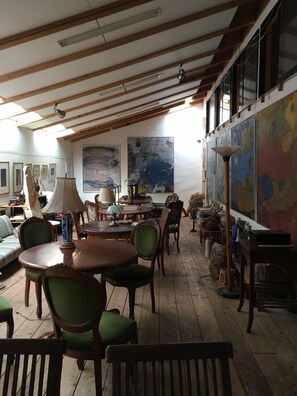 供应早餐、午餐和晚餐