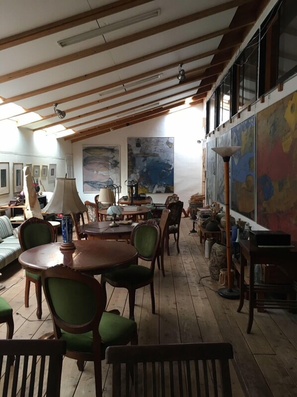 Breakfast, lunch and dinner served