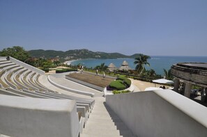 A seaside theater with a view of the ocean and hills. - Casa Sun and Moon (Zihuatanejo)