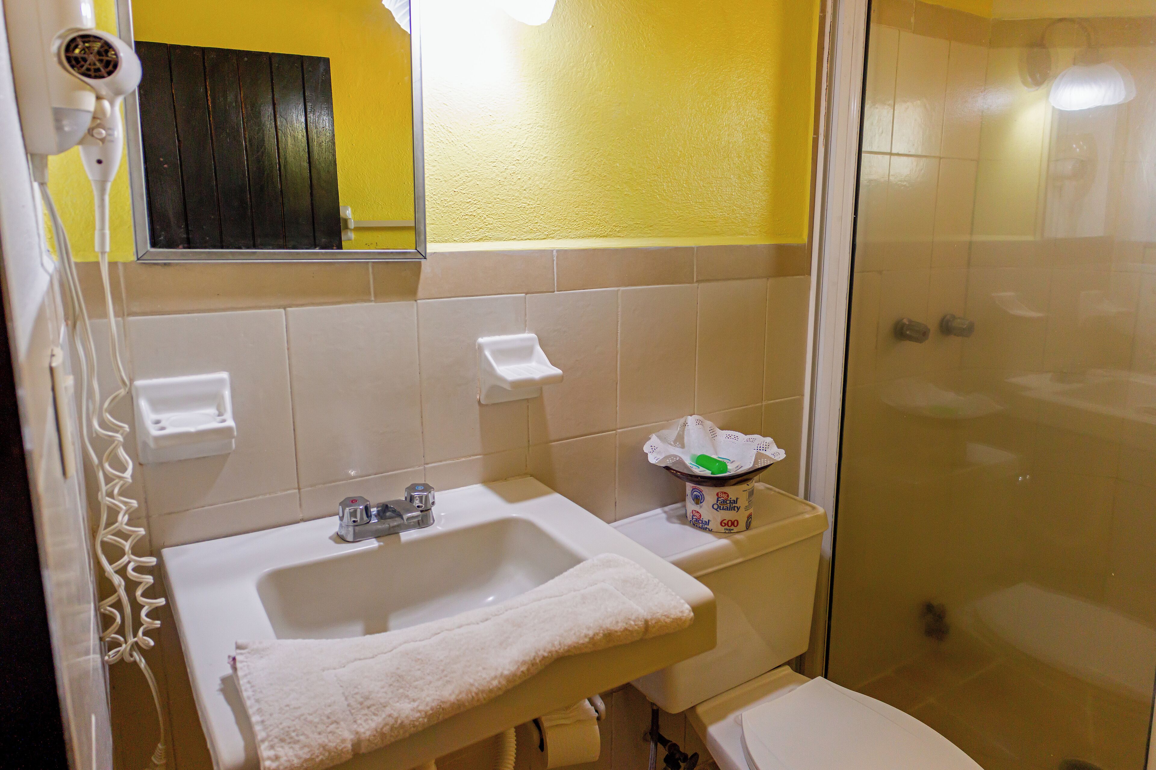 Dusche, kostenlose Toilettenartikel, Handtücher