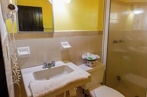 Ducha, artículos de tocador gratuitos, secador de pelo, toallas