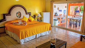 Ropa de cama de alta calidad y caja de seguridad en la habitación