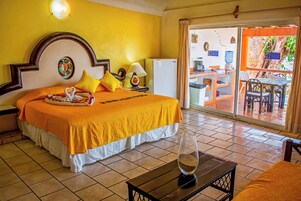 Ropa de cama de alta calidad y caja de seguridad en la habitación 