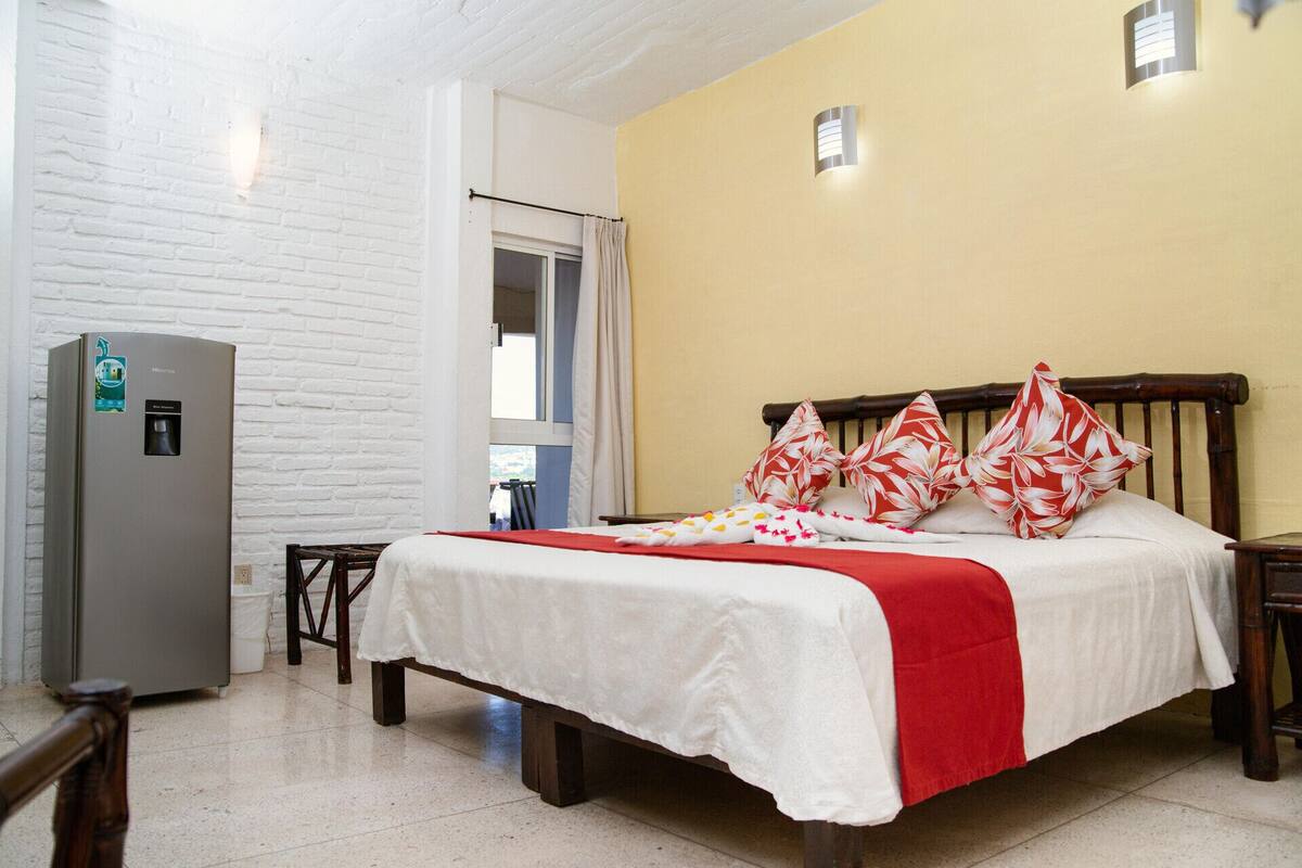 Ropa de cama hipoalergénica, caja fuerte, tabla de planchar con plancha