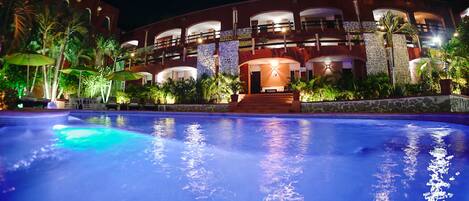 Piscine extérieure, parasols de plage, chaises longues