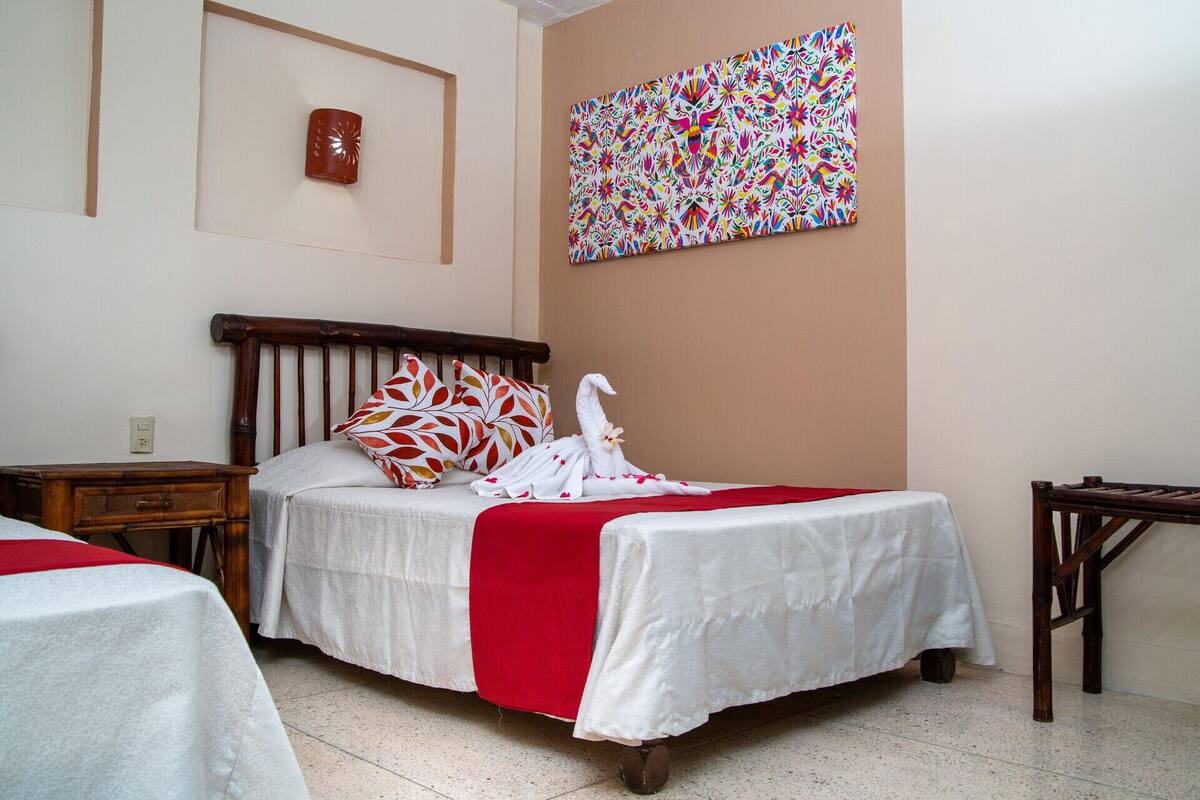 Ropa de cama hipoalergénica, caja fuerte, tabla de planchar con plancha