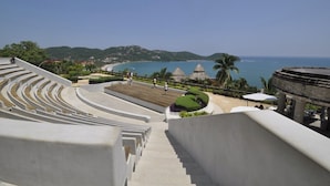 Un teatro frente al mar, con vista al océano y las colinas.