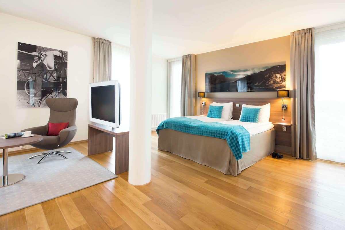 Down comforters, pillowtop beds, in-room safe, desk