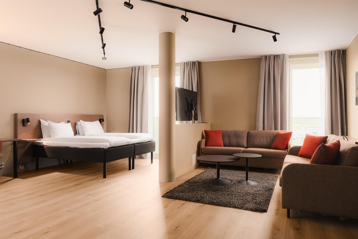 Suite junior | Edredón, camas con pillow-top y caja de seguridad en la habitación