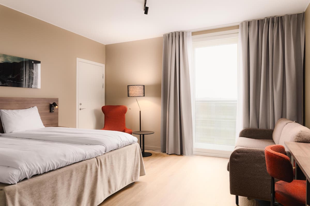 Habitación cuádruple familiar | Edredón, camas con pillow-top y caja de seguridad en la habitación