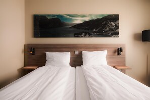 ห้องทวิน | ผ้านวมขนเป็ด, เตียงพร้อมฟูกเสริมที่นอน, ตู้นิรภัยในห้องพัก, โต๊ะทำงาน