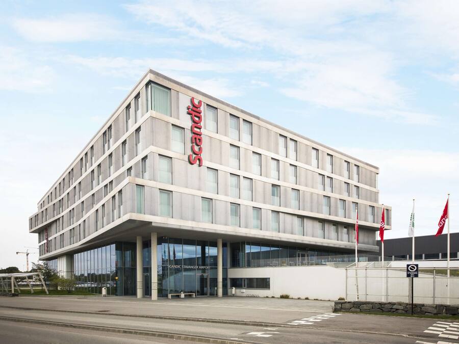 Un bâtiment moderne, doté d’une enseigne bien visible indiquant qu’il est de style « scandinave », de grandes fenêtres et d’un espace d’entrée abrité.