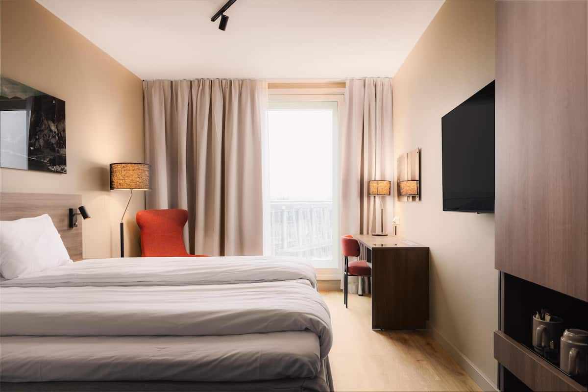 Habitación con 2 camas individuales | Edredón, camas con pillow-top y caja de seguridad en la habitación