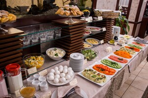Free daily buffet breakfast