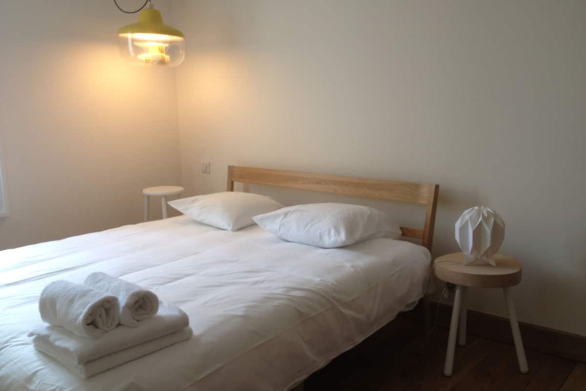 Comfort kamer | Luxe beddengoed, individueel gedecoreerd, een bureau, geluiddichte muren